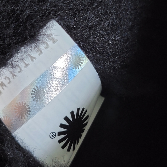 UGG Classic Short II Shopd Boot - Picture 9 of 10